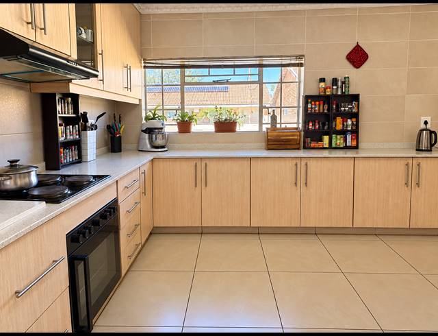 5 BEDROOM HOUSE FOR SALE IN VAALPARK